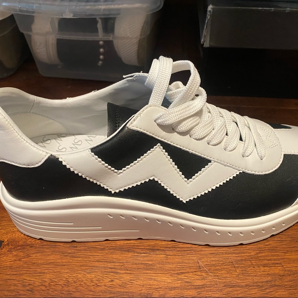 BRAND NEW Stuart Weizmann very comfortable and cute fancy sneakers size 9.5